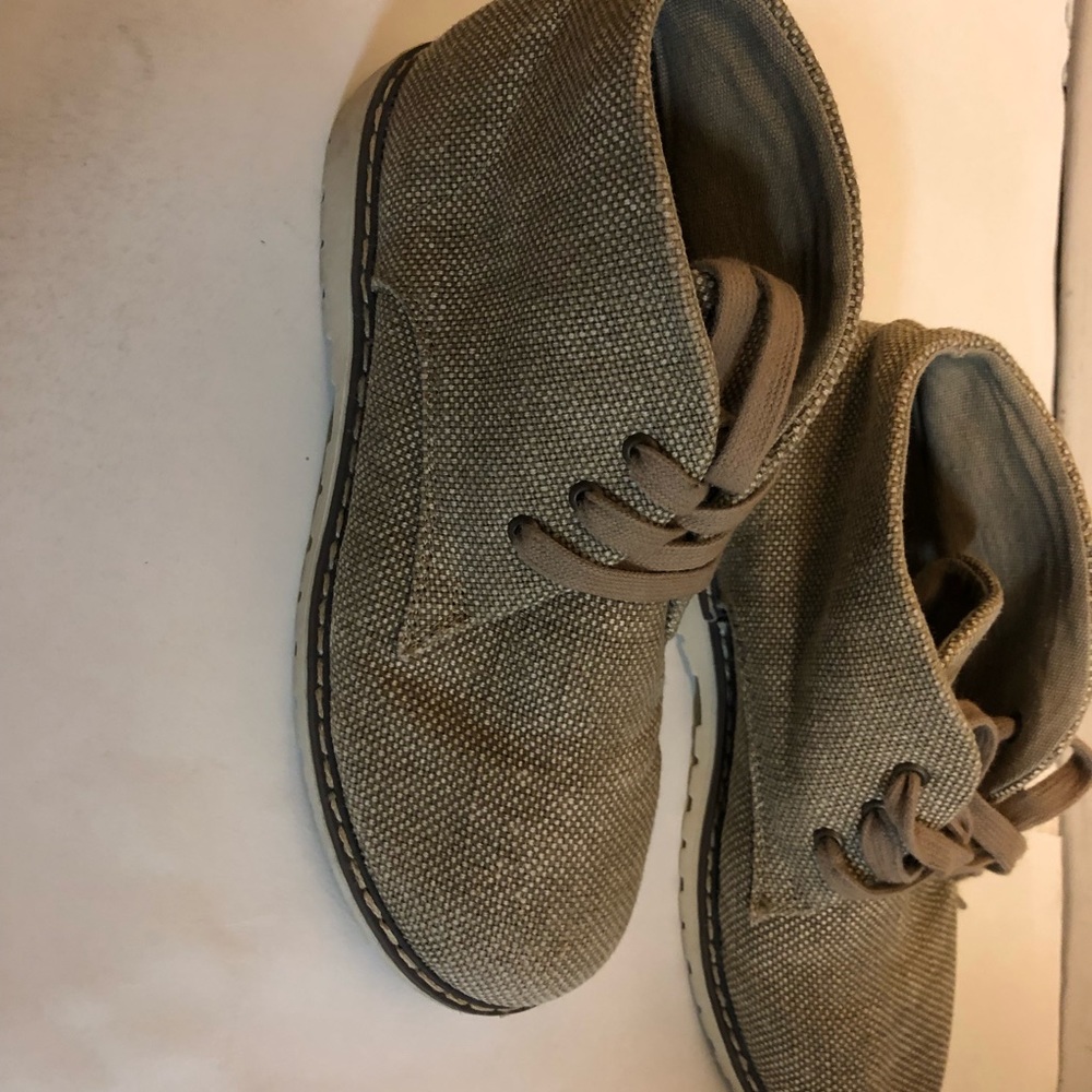 Size 3 in kids bearpaw boots